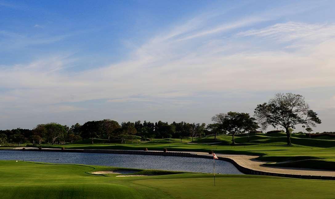 Dusit Thani Laguna סינגפור מראה חיצוני תמונה The 17th hole at the 2013 PGA Championship